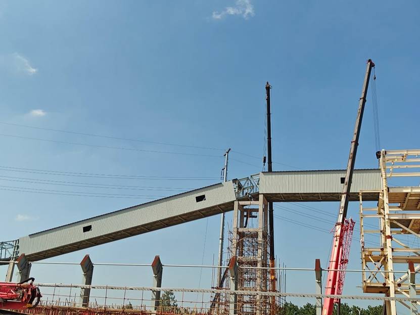 銅基新材料項(xiàng)目M10 皮帶廊鋼桁架全部吊裝完畢 銅基新材料項(xiàng)目M10 皮帶廊鋼桁架全部吊裝完畢